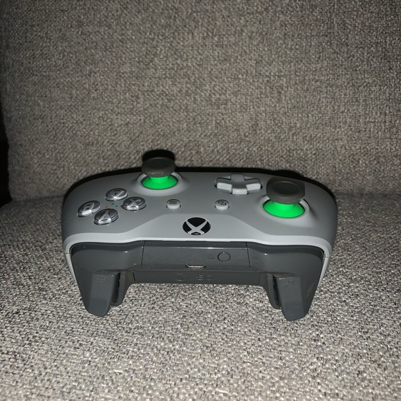 BASICALLY NEW - USED ONCE Grey Xbox 1 Controller - Picture 3 of 5